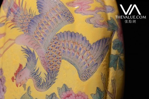 劉鑾雄 曹興誠舊藏乾隆料胎鳳舞牡丹包袱瓶hk 2 07億成交 拍賣新聞 The Value 連結藝術新聞 藝術展覽 拍賣新聞 藝術行家的藝術平台