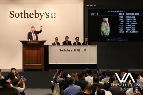劉鑾雄 曹興誠舊藏乾隆料胎鳳舞牡丹包袱瓶hk 2 07億成交 拍賣新聞 The Value 連結藝術新聞 藝術展覽 拍賣新聞 藝術行家的藝術平台