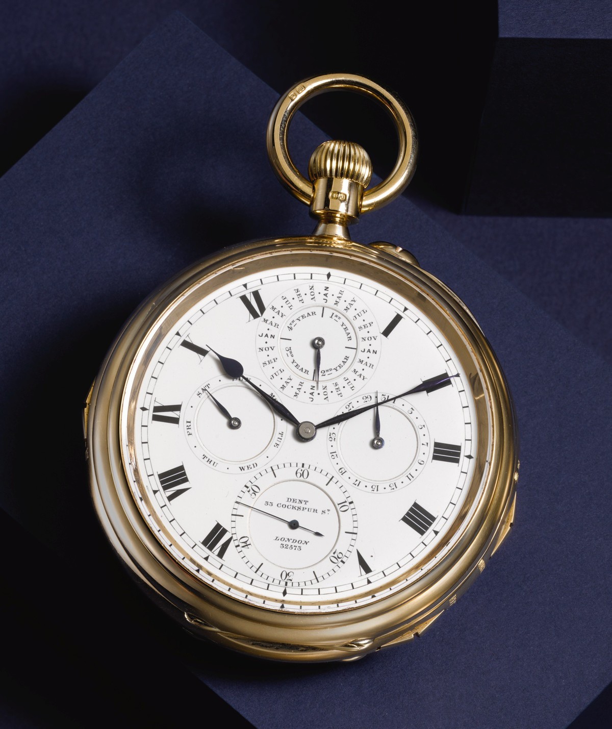 具备万年历及多项极复杂天文功能的双表盘古董怀表,连佣以chf 80万