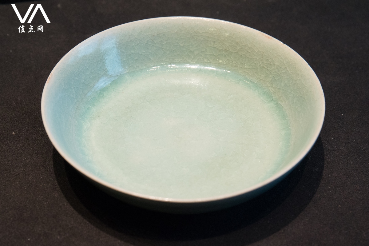 汝窑天青洗于10时38分上拍,现场早就坐无虚席,拍