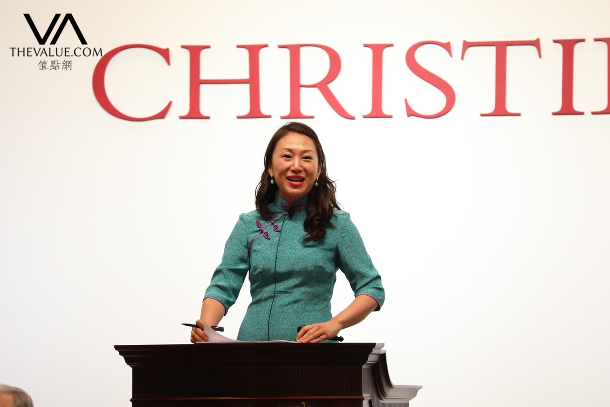 精通三语的拍卖官郭心怡人山人海,坐无虚席晚间拍卖一直是西方艺术